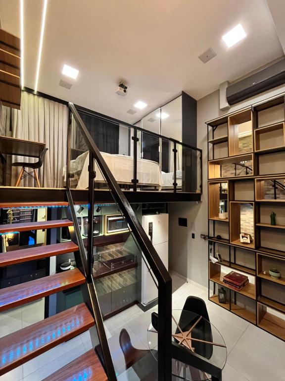 una camera con letto a castello in un soppalco di Loft Sonho de Beija ad Araxá