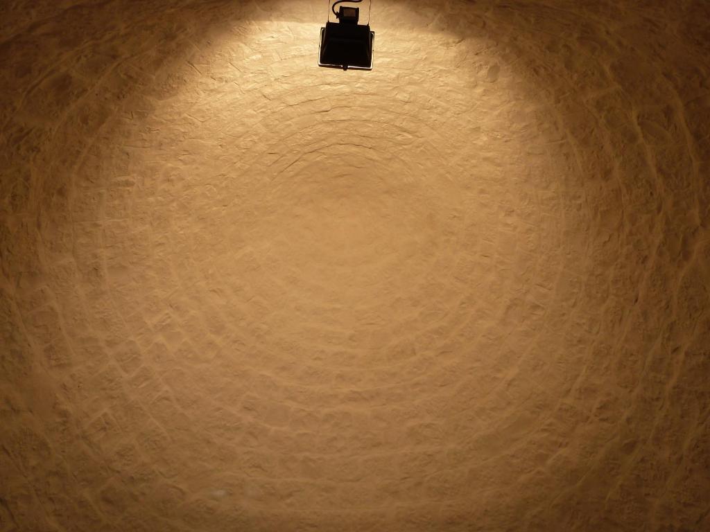 Il Piccolo Trullo في تْشيستيرنِنو: ضوء على جدار مع ضوء عليه