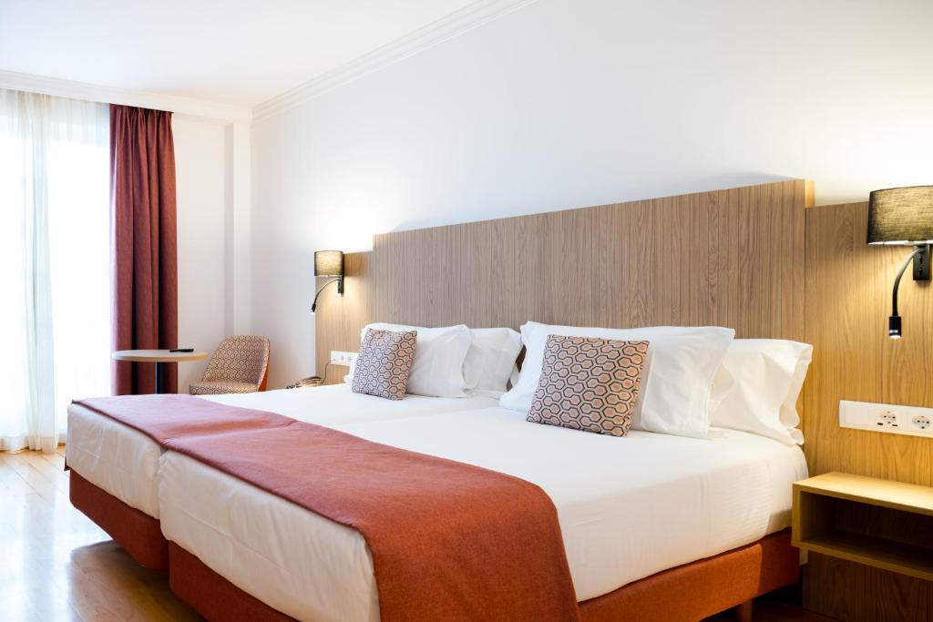 Cama o camas de una habitación en Hotel Silken Villa de Laguardia