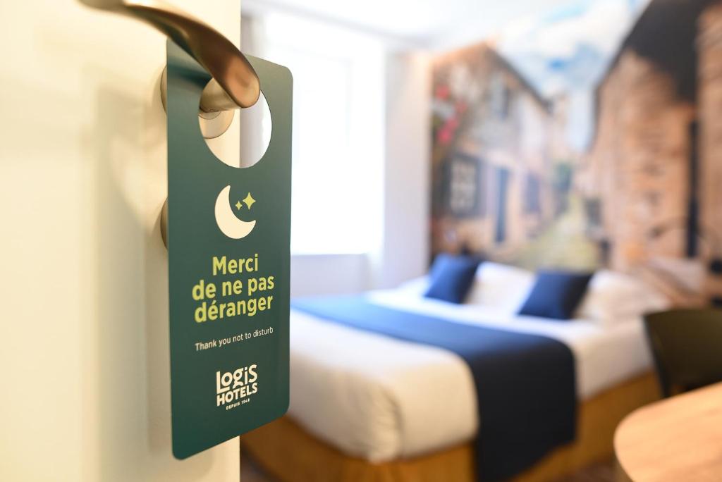 Postel nebo postele na pokoji v ubytování Hôtel Restaurant Le Relays du Chasteau - Logis Hôtel