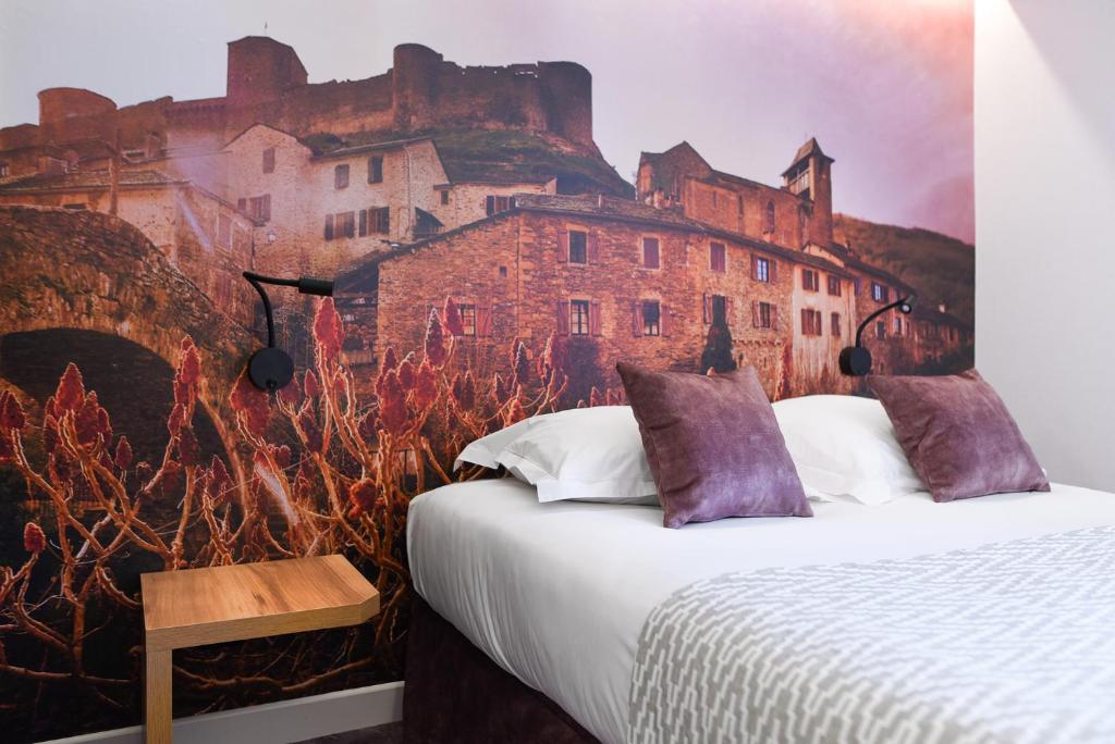 Postel nebo postele na pokoji v ubytování Hôtel Restaurant Le Relays du Chasteau - Logis Hôtel