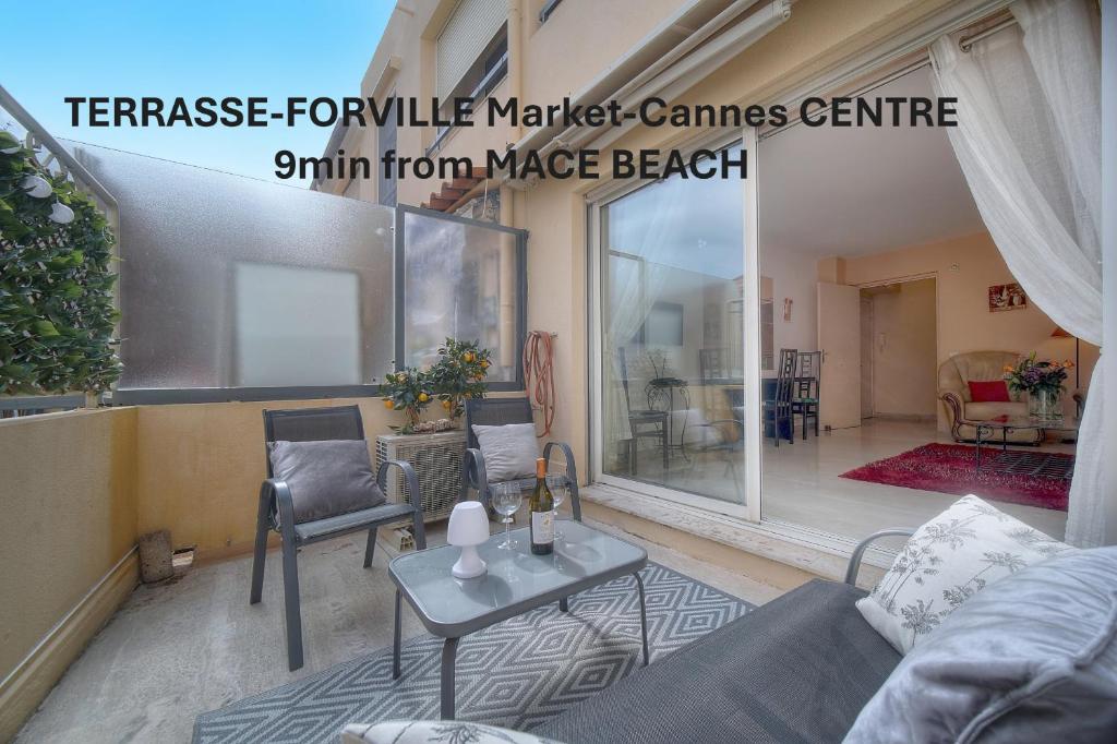 un salon avec un canapé et une table dans l'établissement 3 PIECES en DUPLEX , CENTRAL A2B103, à Cannes