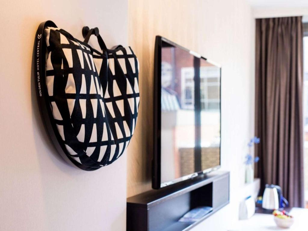 TV a/nebo společenská místnost v ubytování Golden Tulip Hotel Central