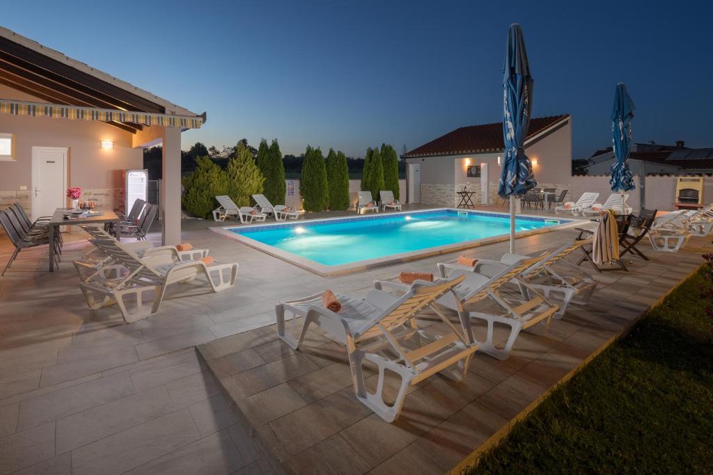 basen z leżakami i basen w obiekcie Villa Brcina w Puli