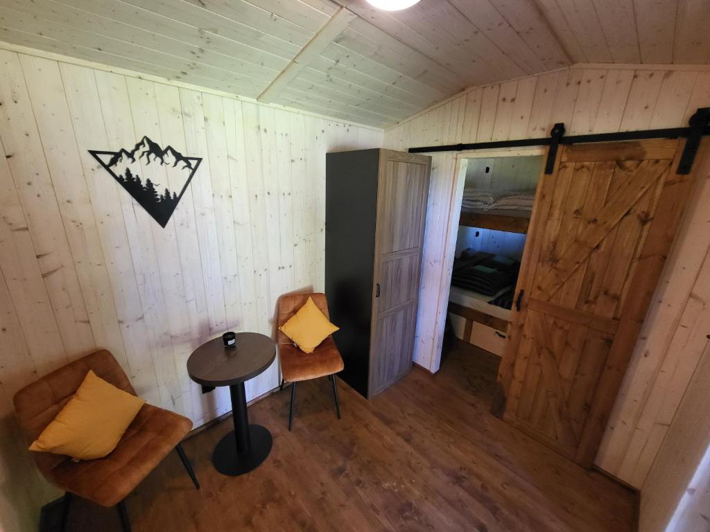 Postel nebo postele na pokoji v ubytování Glamping maringotka Free country Vogelsang