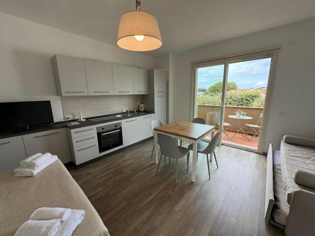 a kitchen and dining room with a table and chairs at Residence San Francesco in Tirrenia