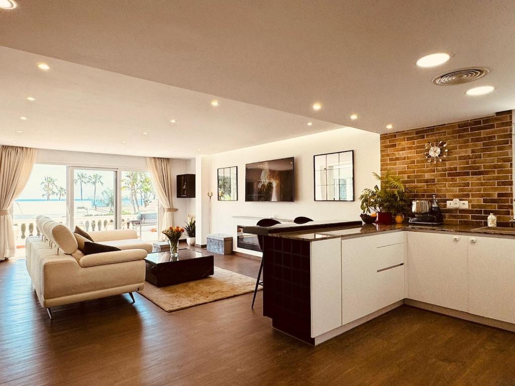 Χώρος καθιστικού στο Luxury modern beachfront villa