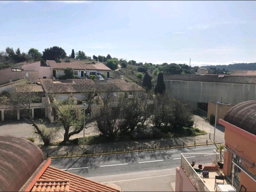- une vue sur une ville avec des maisons et une rue dans l'établissement studio cocon Gruissan, à La Celle-sous-Gouzon