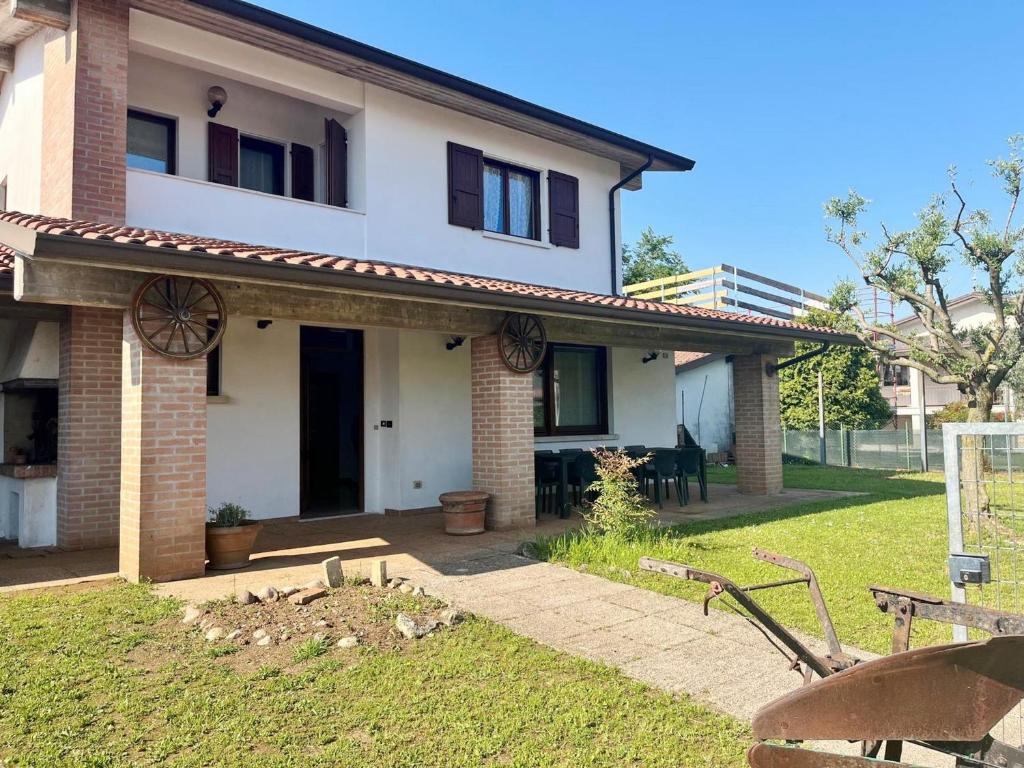 a brick house with a table and chairs in a yard at Villa Romea in Guidizzolo