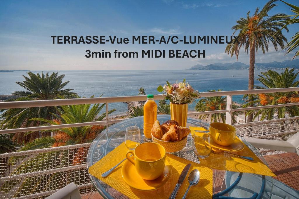 une table en verre avec un petit-déjeuner sur un balcon avec l'océan dans l'établissement Magnifique appartement avec vue mer A2B99, à Cannes