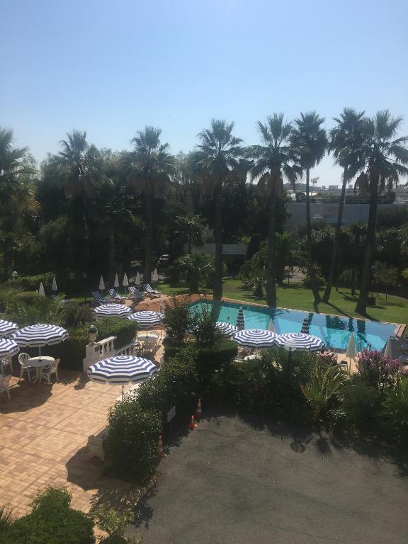 Bazén v ubytování Hotel des Mimosas nebo v jeho okolí