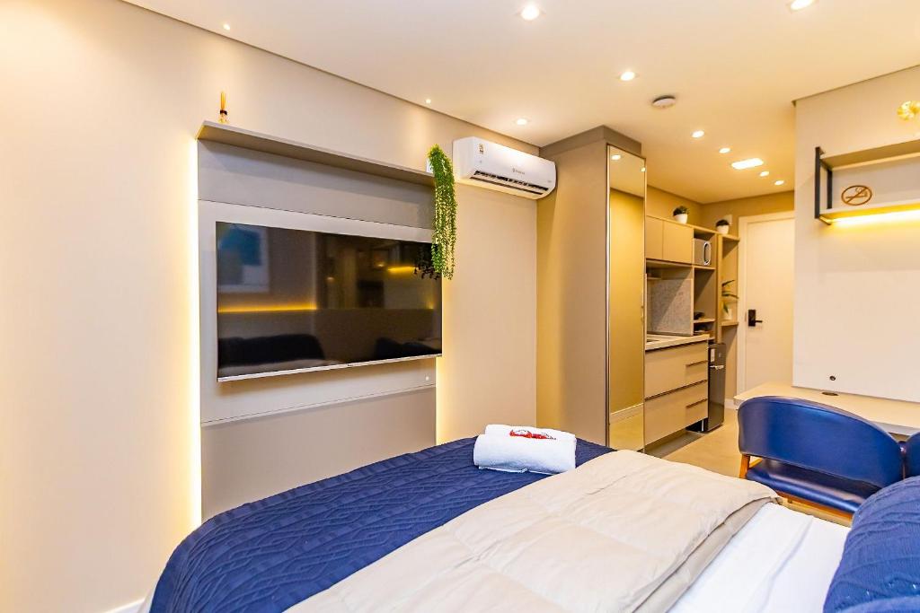 una piccola camera da letto con un letto e una finestra di Studio Aconchegante com A/C no All Batel - BAT0821 a Curitiba