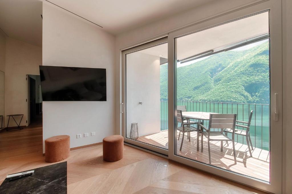 Unique Gandria Attic by Quokka 360 - Elegant Lake View Apartment - Resim 11