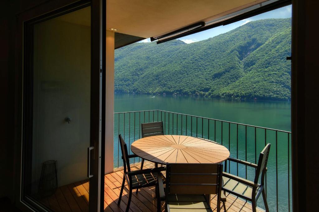 Unique Gandria Attic by Quokka 360 - Elegant Lake View Apartment - Resim 7