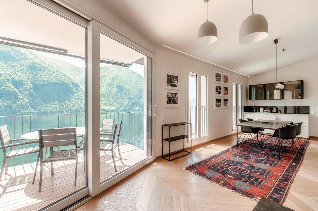 Unique Gandria Attic by Quokka 360 - Elegant Lake View Apartment - Resim 4