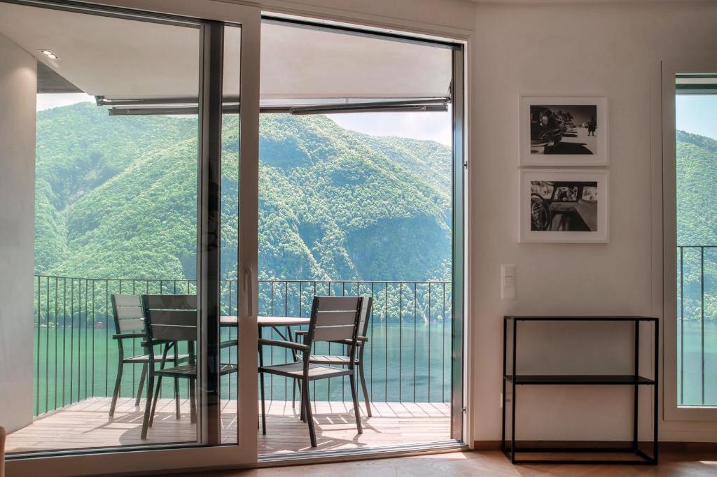 Unique Gandria Attic by Quokka 360 - Elegant Lake View Apartment - Resim 12