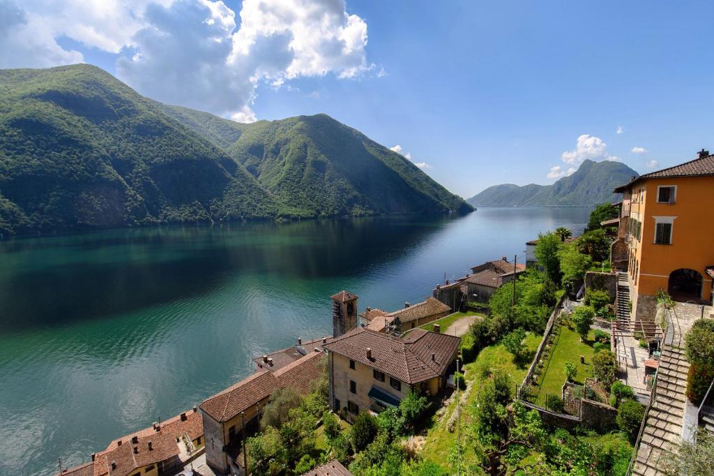 Unique Gandria Attic by Quokka 360 - Elegant Lake View Apartment - Resim 5