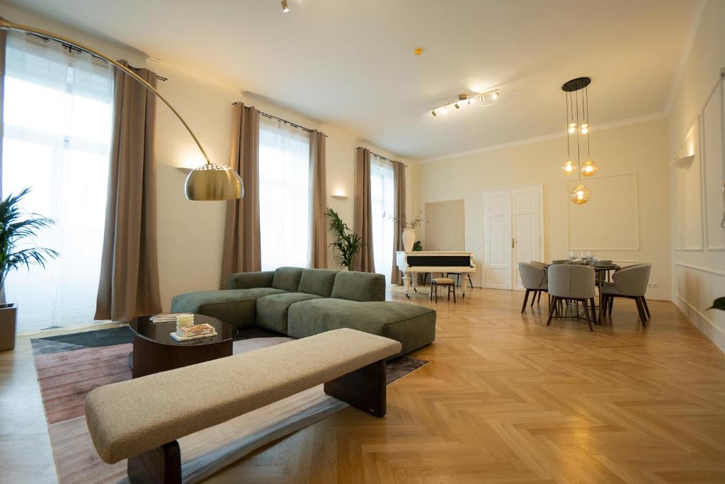 Chic 180m 3BR Apt near Parliament, Self Check-in
