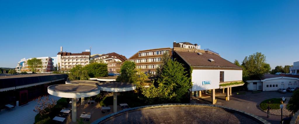 eine Luftansicht einer Stadt mit Gebäuden in der Unterkunft Hotel Termal - Terme 3000 - Sava Hotels & Resorts in Moravske-Toplice