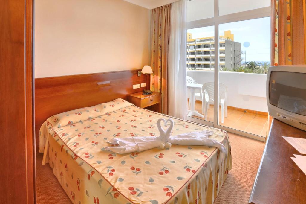 Gulta vai gultas numurā naktsmītnē Complejo BLUESEA Puerto Resort compuesto por Hotel Canarife y Bonanza Palace