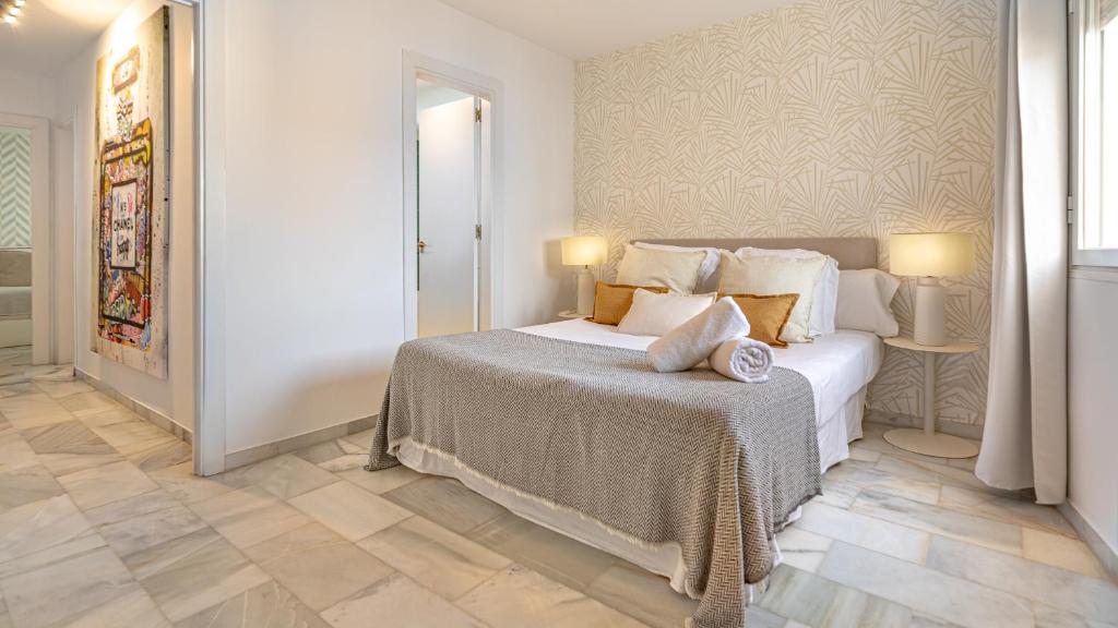 Postel nebo postele na pokoji v ubytování VACATION MARBELLA I Sea Views, 24-7 security, Parking, Walk to Everything in Luxurious Puerto Banus