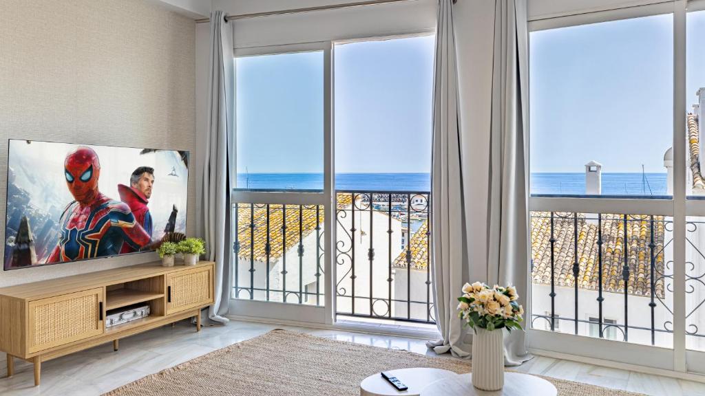 TV a/nebo společenská místnost v ubytování VACATION MARBELLA I Sea Views, 24-7 security, Parking, Walk to Everything in Luxurious Puerto Banus