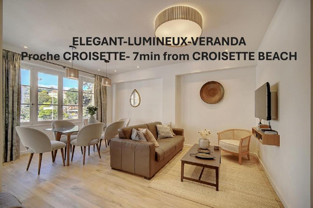 un salon avec un canapé et une table dans l'établissement MAGNIFIQUE 3 PIECES RENOVE CANNES CENTRE 'Banane' AVEC VERANDA ! A2B88, à Cannes