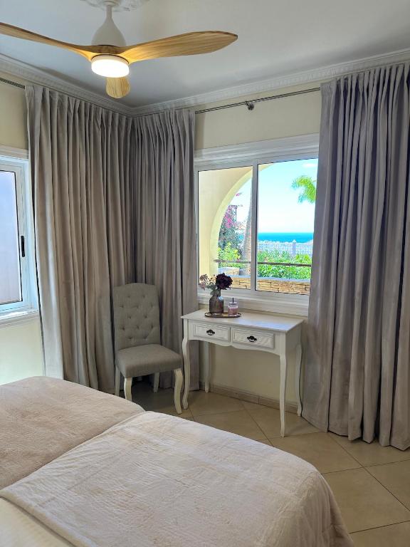 sypialnia z biurkiem i oknem z widokiem w obiekcie Villa Victoria With Heated Pool w mieście Callao Salvaje
