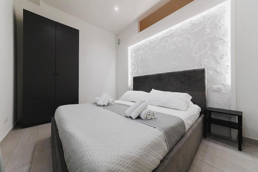 une chambre avec un grand lit avec deux oreillers dessus dans l'établissement Cuore D'aMare B&B, à Bari