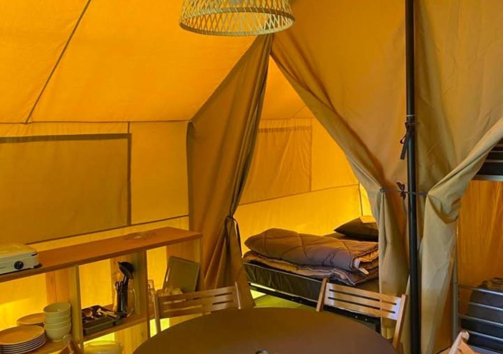Postel nebo postele na pokoji v ubytování Camping Bois et Toilés