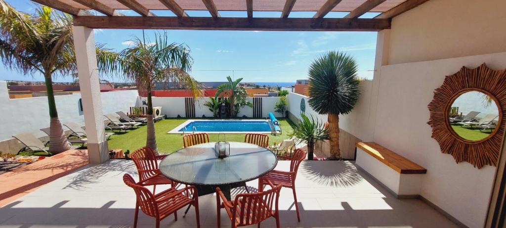 The swimming pool at or close to Villa Del Corazon Salinas Golf