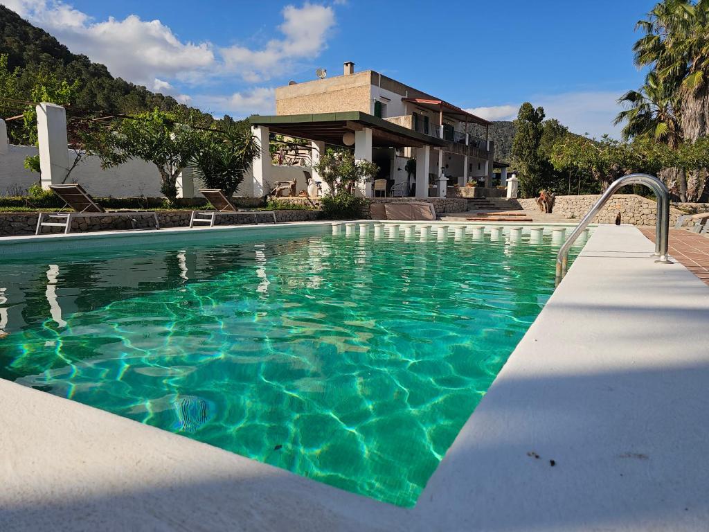 ein Swimmingpool vor einem Haus in der Unterkunft Villa Can Ripoll in Ibiza-Stadt