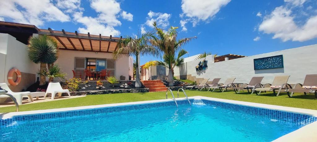 The swimming pool at or close to Villa Del Corazon Salinas Golf