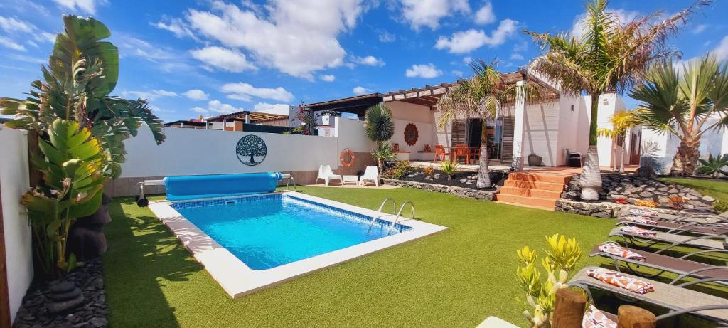 The swimming pool at or close to Villa Del Corazon Salinas Golf