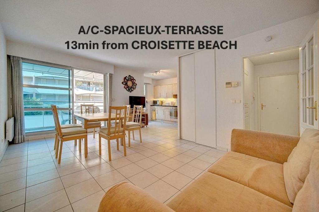 un salon avec un canapé et une table dans l'établissement MODERNE 3 PIECES CANNES CENTRE AVEC BALCON l! A2B67, à Cannes
