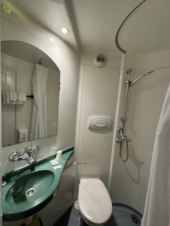 Koupelna v ubytování Symp'Hotel
