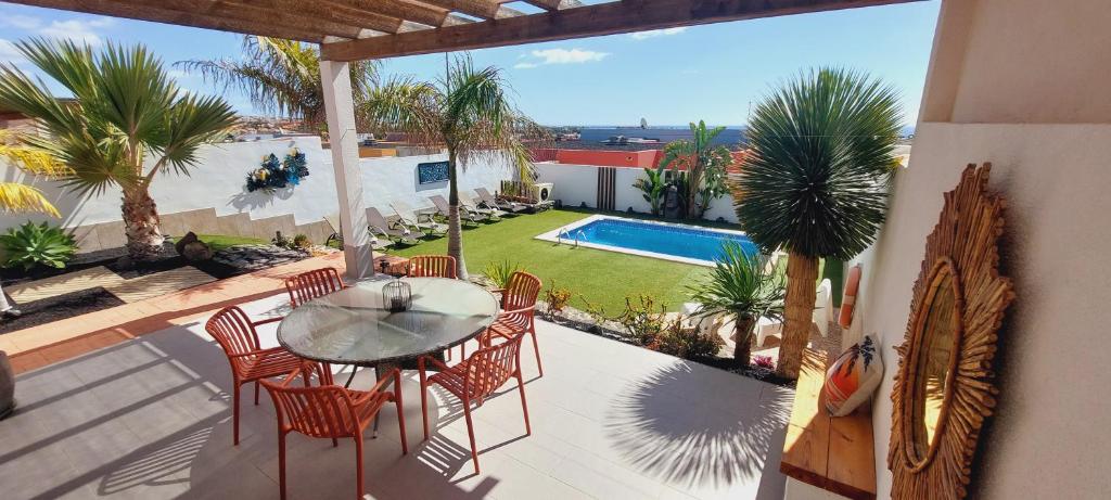 The swimming pool at or close to Villa Del Corazon Salinas Golf