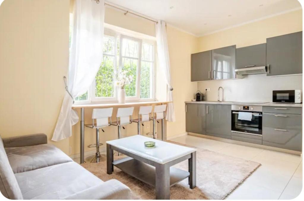 un salon avec un canapé et une table dans l'établissement Appartement Cannes Centre Ville Croisette, à Cannes