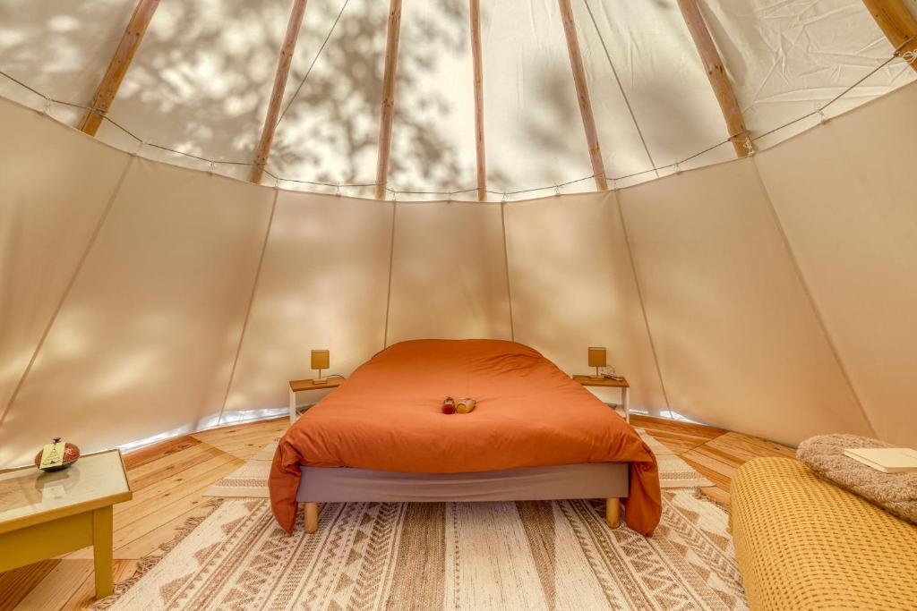 Postel nebo postele na pokoji v ubytování Tipi à Roussillon