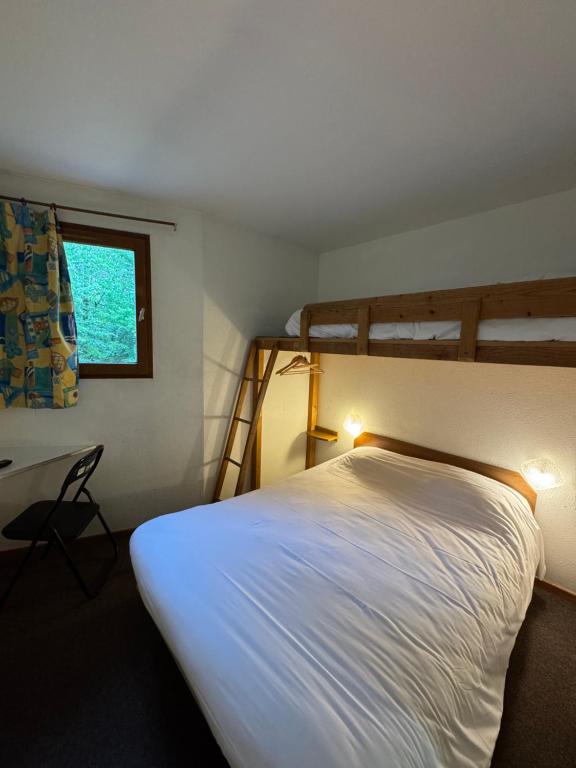 Postel nebo postele na pokoji v ubytování Symp'Hotel