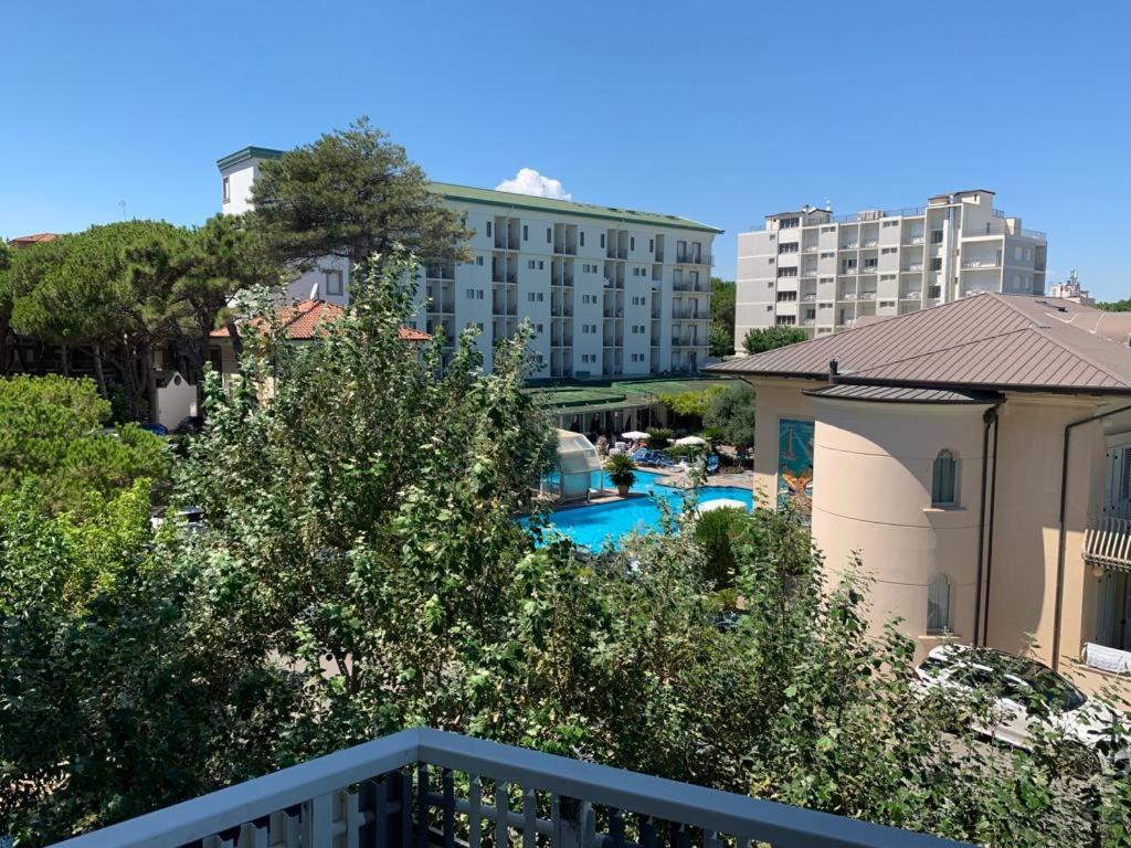 Bazén v ubytování Hotel B&B ViaMare Milano Marittima nebo v jeho okolí