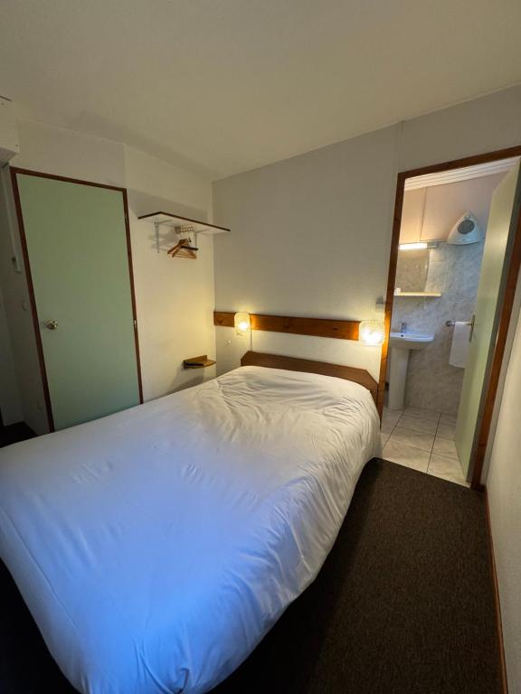 Postel nebo postele na pokoji v ubytování Symp'Hotel
