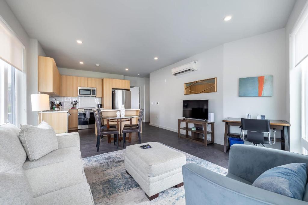 un soggiorno con un divano e un tavolo di Luxury Private Apt with Pool a White Plains