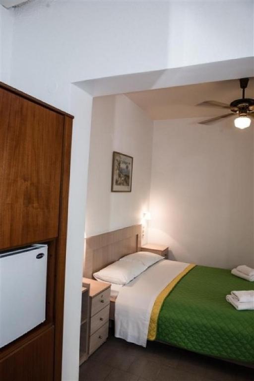 Ein Bett oder Betten in einem Zimmer der Unterkunft Nikos Hotel