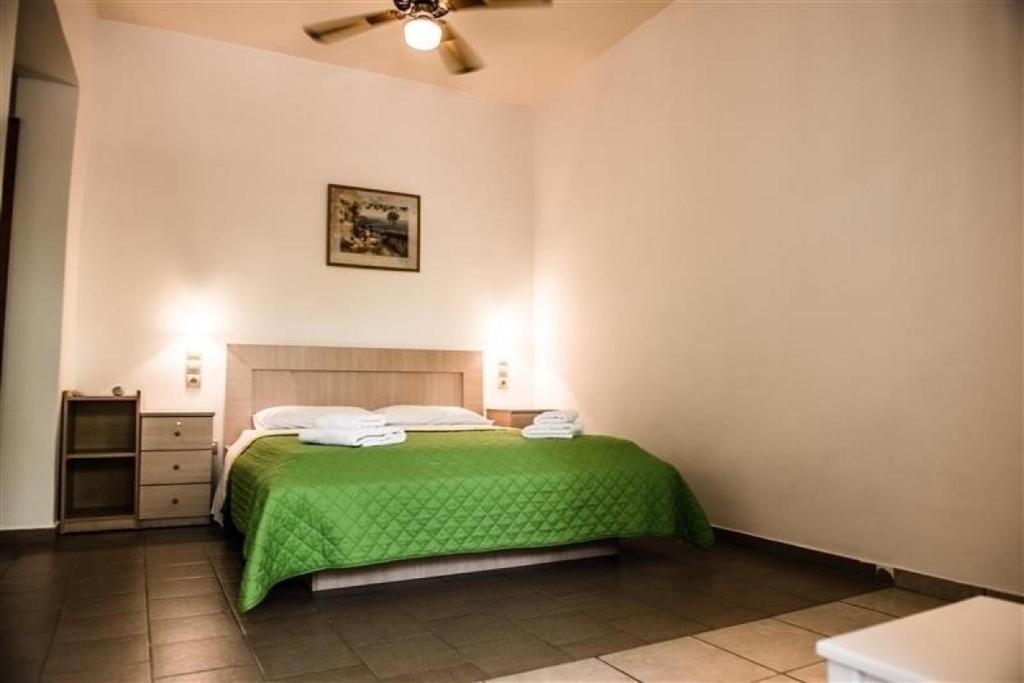Ein Bett oder Betten in einem Zimmer der Unterkunft Nikos Hotel