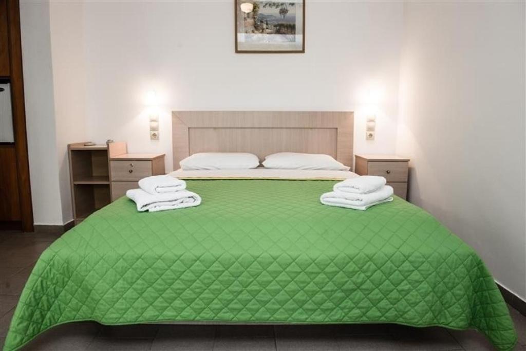 Ein Bett oder Betten in einem Zimmer der Unterkunft Nikos Hotel