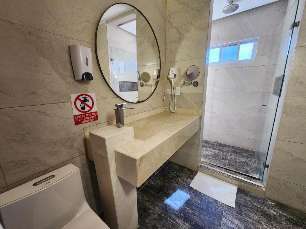 Koupelna v ubytování Hotel y Cabañas Covemar