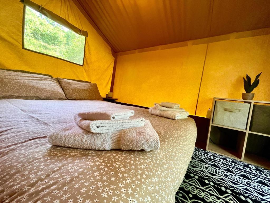 Postel nebo postele na pokoji v ubytování CAMPING AMALASUNTA