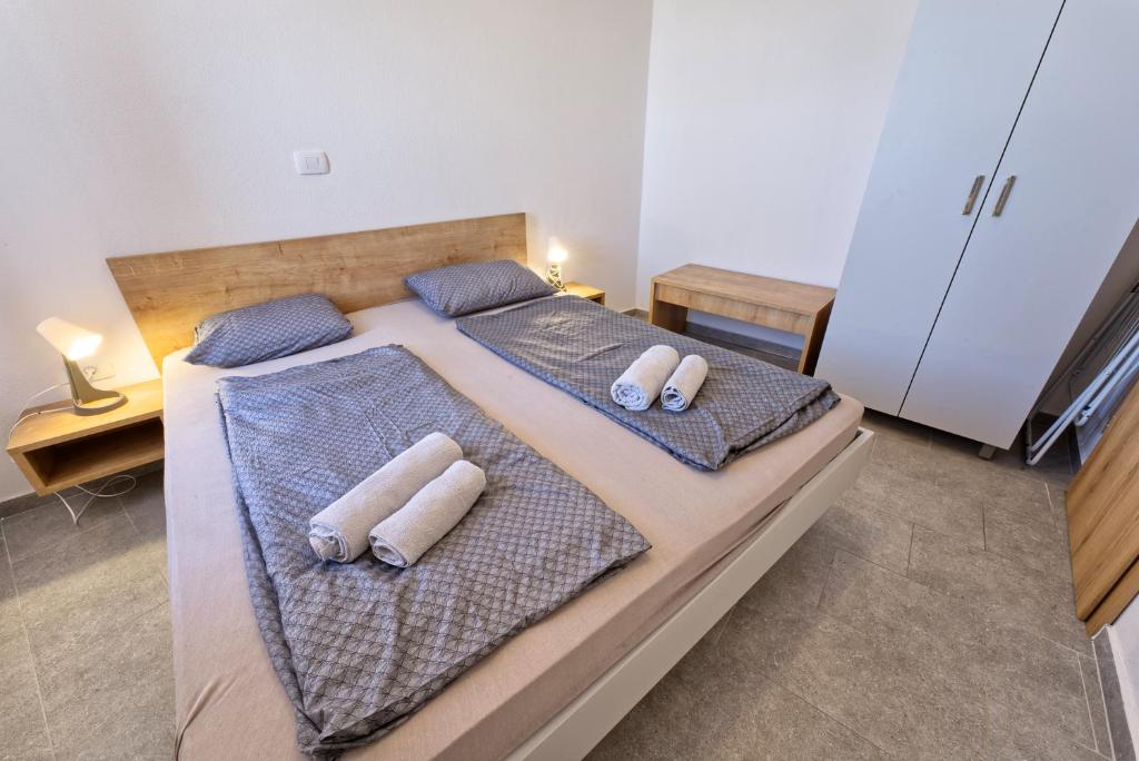 Postel nebo postele na pokoji v ubytování Apartments Punta Piran