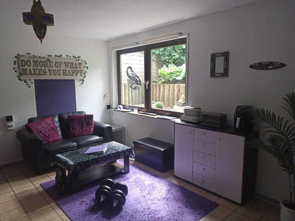 Χώρος καθιστικού στο Phils cozy apartment bed and breakfast self check in near Airport